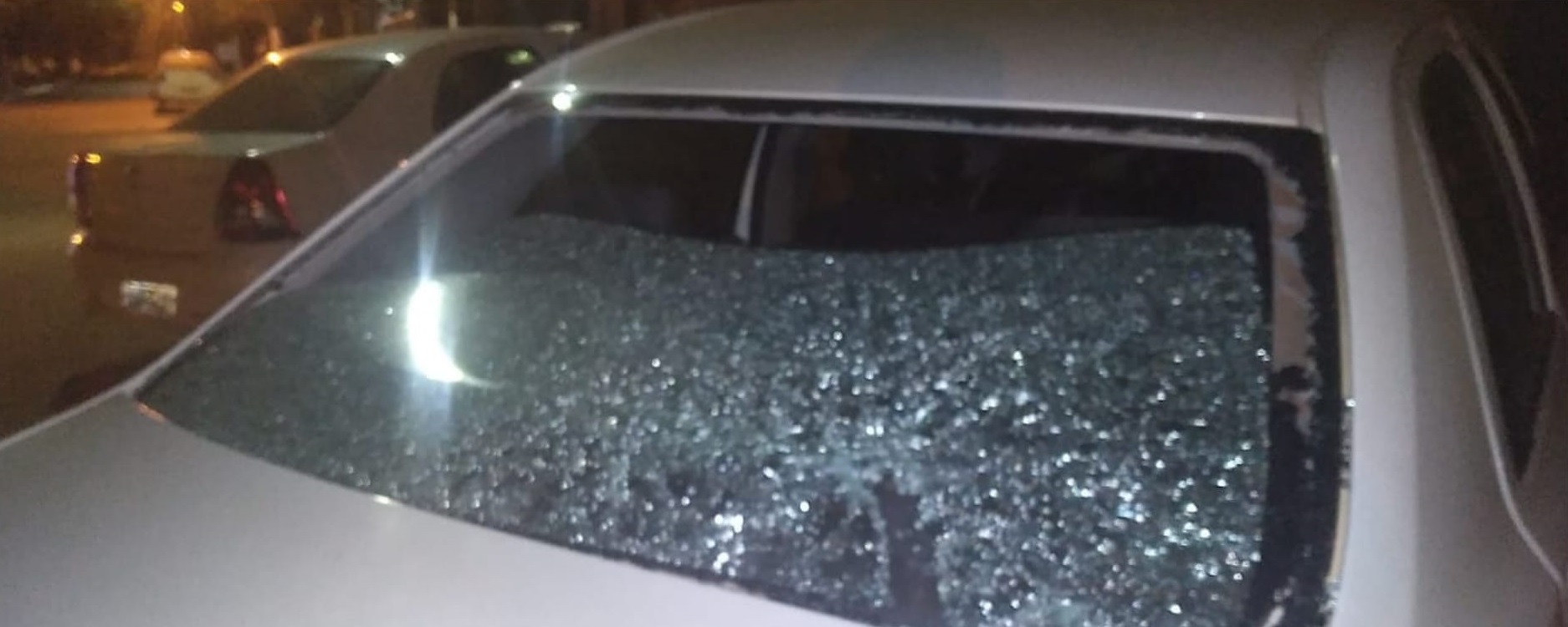 Vidro do carro atingido - Foto: WhatsApp/Jornal da Nova